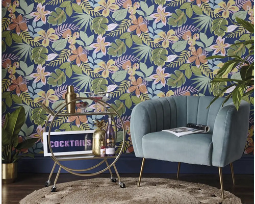 Obývacia izba s kvetinovou tapetou, kreslom a barovým vozíkom