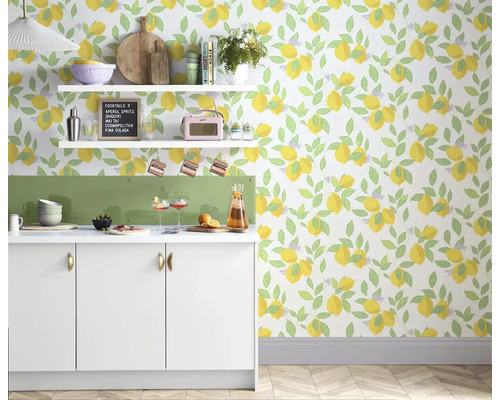 Svetlá kuchyňa s bielym kuchynským pultom, policami a tapetou s motívom citrónov pre sviežu atmosféru