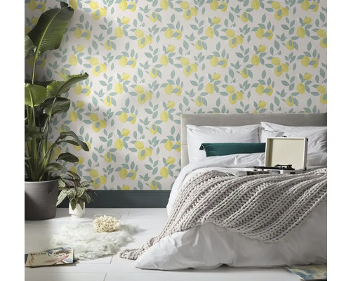 Spálňa s tapetou s motívom citróna, posteľou a izbovými rastlinami pre svetlú atmosféru.