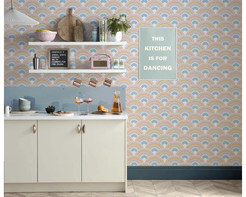 Svetlá kuchyňa s tapetou so vzorom, bielymi policami a kuchynským náčiním