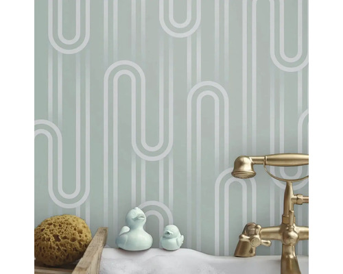 Kúpeľňová scéna s tapetou, batériou do vane, umývacou špongiou a gumenými kačičkami