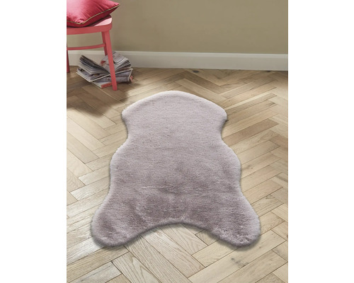 Koberec z umelej kožušiny na drevenej podlahe