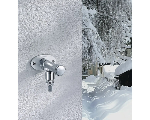 Vonkajší vodovodný kohútik s hadicovou prípojkou pred zasneženou krajinou