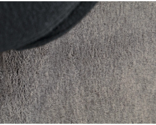 Detailný záber sivého koberca s tmavým okrajom