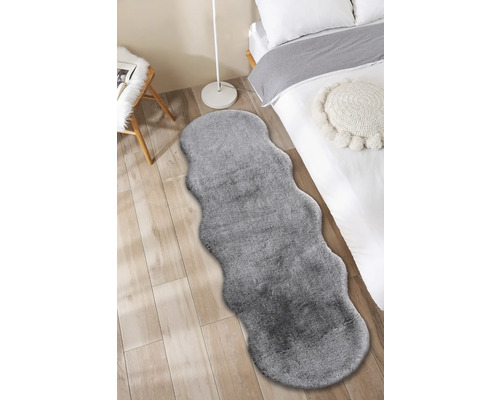 Sivý koberec v spálni s posteľou