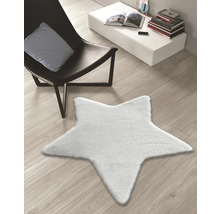 Koberec v tvare hviezdy na drevenej podlahe vedľa kresla a stola