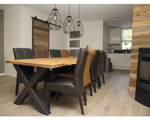 Jedáleň s dreveným stolom, kovovým rámom, stoličkami a závesnými svietidlami