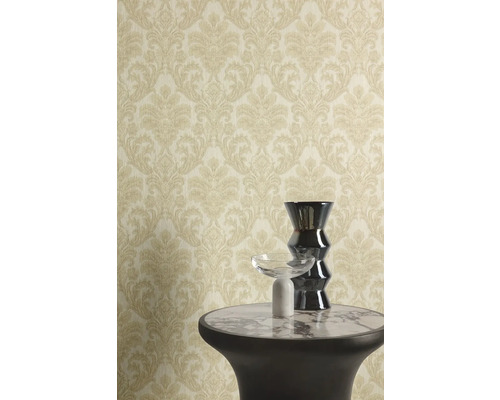 Vzorovaná tapeta so stolom a dekoráciou