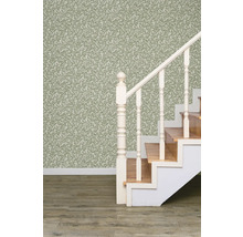 Schodisko s listovou tapetou a dreveným schodiskom