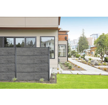 Moderný dom s šedým betónovým plotom do záhrady