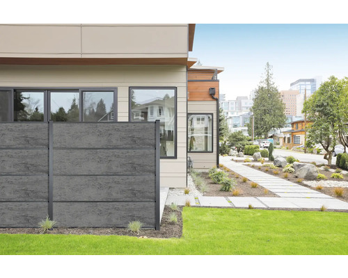 Dom s betónovým plotom a záhradou