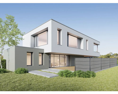 Moderný dom s veľkou záhradou a plotom