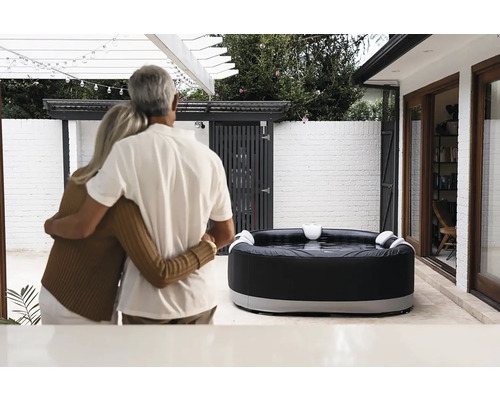 Nafukovacia vírivka vonku s dvoma ľuďmi