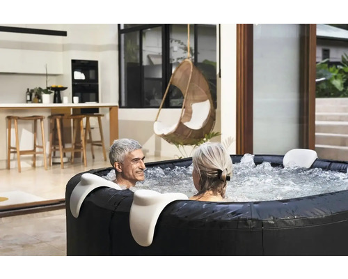 Nafukovacia vírivka s dvoma ľuďmi vo vode v modernom obytnom priestore