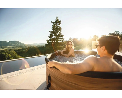 Pár relaxuje v kúpacej kadi s výhľadom do krajiny