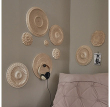 Ozdobné štukové rozety v spálni so slúchadlami zavesenými na rozete