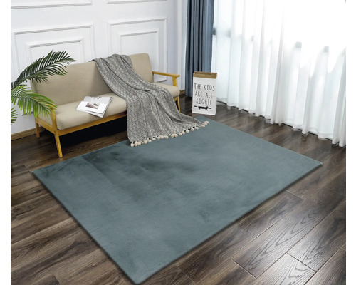 Koberec v obývacej izbe s pohovkou a dekoráciou