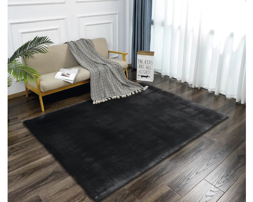 Interiérová scéna s čiernym kobercom, pohovkou a závesmi