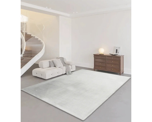 Obývacia izba s pohovkou, komodou a kobercom