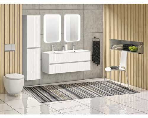 Kúpeľňa s umývadlom, zrkadlami, závesnou skrinkou, toaletou, stoličkou a kobercom