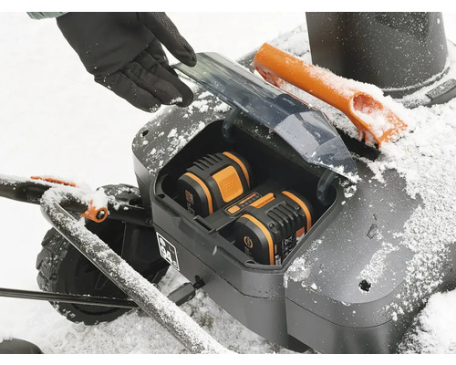 Pohľad zhora na snehovú frézu s batériami v priestore pre batérie