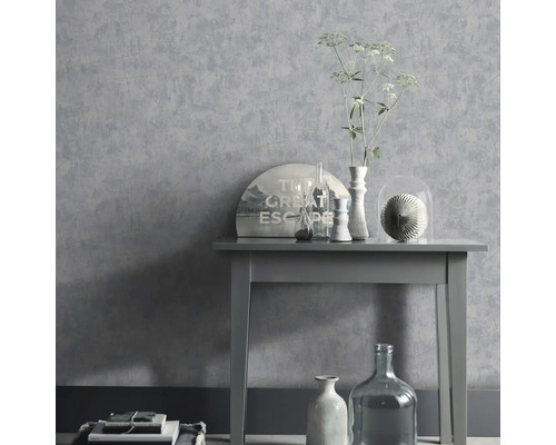 Sivá vliesová tapeta so stolom, vázami a dekoráciou