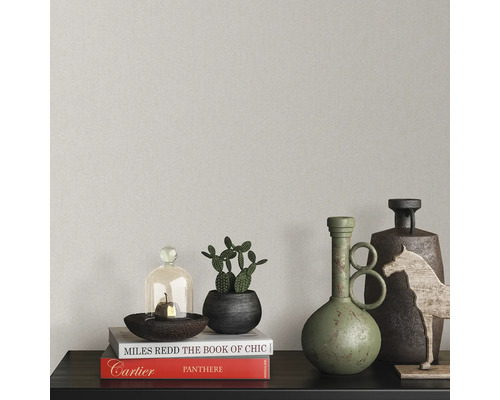 Dekoratívne zátišie s knihami, rastlinami, vázami a dekoratívnymi prvkami na polici