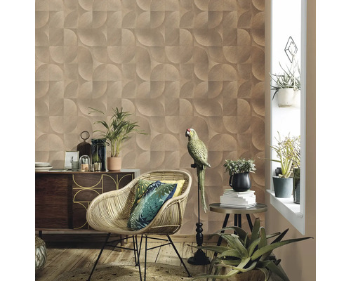 Obývacia izba so vzorovanou tapetou, ratanovou stoličkou a dekoráciou