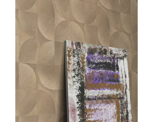 Detail vzorovanej steny s abstraktným umeleckým dielom