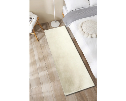 Koberec s dlhým vlasom v spálni vedľa postele