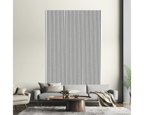 Obývacia izba s pohovkou, konferenčným stolíkom a nástennou dekoráciou s pruhovaným vzorom.