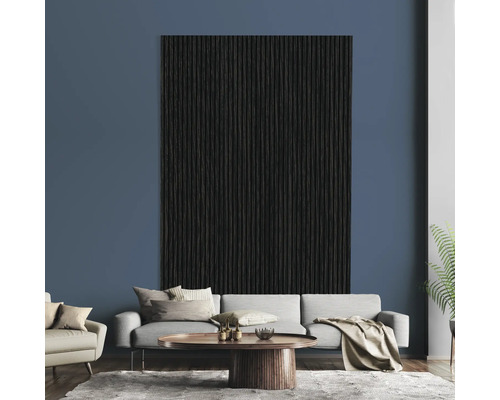 Obývacia izba s pohovkou, konferenčným stolíkom a nástenným panelom s drevenou štruktúrou