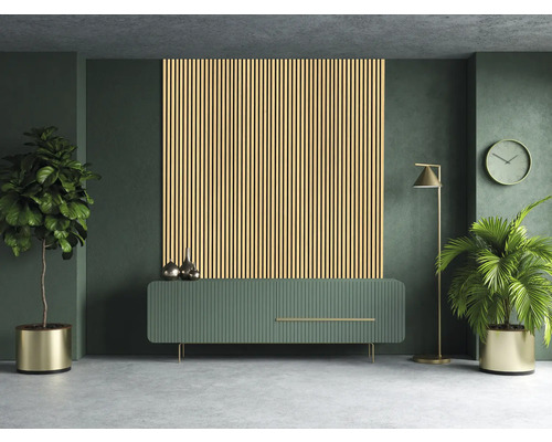 Obývacia izba s dreveným obkladom stien, príborníkom, stojacou lampou a izbovými rastlinami