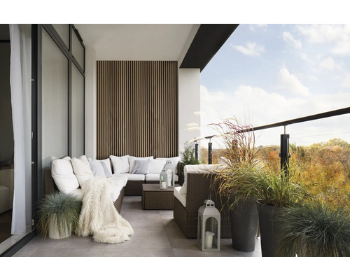 Balkón so sedením, rastlinami a ozdobnými lampášmi