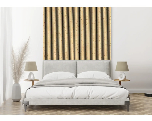 Spálňa s drevenými akustickými panelmi na stene za posteľou