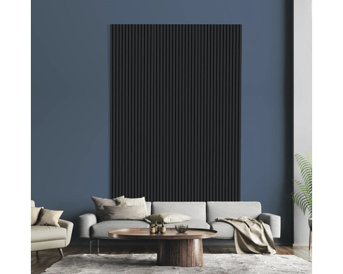 Obývacia izba so sivou pohovkou, stolom a čiernymi stenovými panelmi