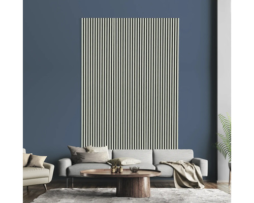 Obývacia izba s nástennými panelmi s pruhovaným dizajnom za sivou pohovkou