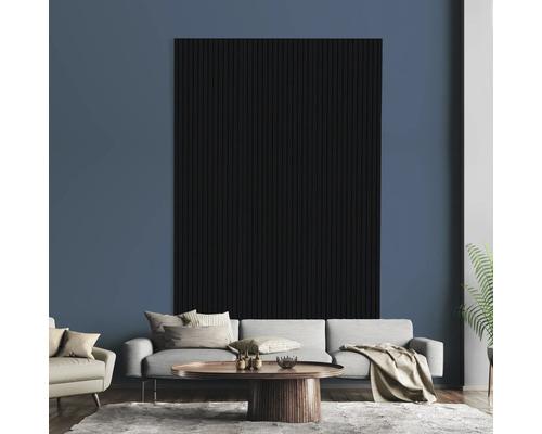 Obývacia izba s akustickým panelom na stene, pohovkou a konferenčným stolíkom