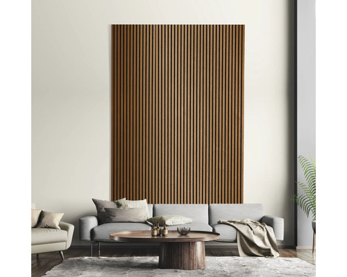 Obývacia izba s drevenou stenou, pohovkou a konferenčným stolíkom