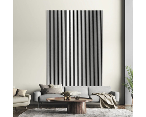 Obývacia izba s ryhovaným stenovým panelom za pohovkou