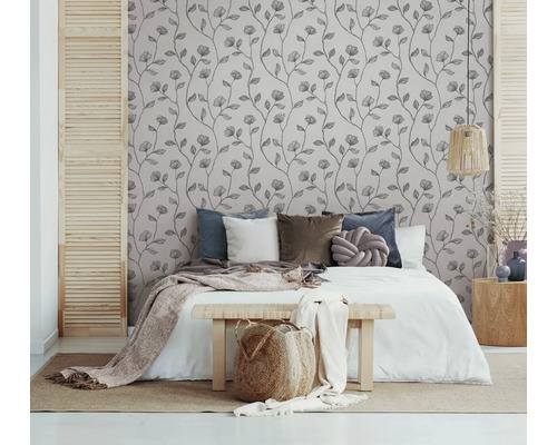 Spálňa s kvetinovou tapetou, posteľou a drevenými prvkami pre prirodzenú a pokojnú atmosféru