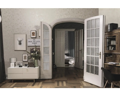 Obývacia izba s komodou, dekoráciou a dvojkrídlovými dverami