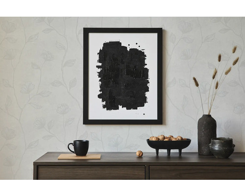 Dekoratívne zátišie s rámovaným abstraktným obrazom, riadom a sušenými kvetmi na komode.