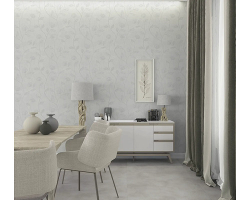 Jedáleň s kvetinovou tapetou, jedálenským stolom, stoličkami a príborníkom