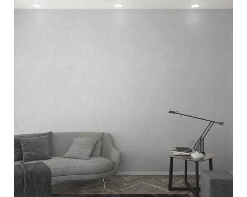 Obývacia izba s pohovkou, stolnou lampou a dekoráciou