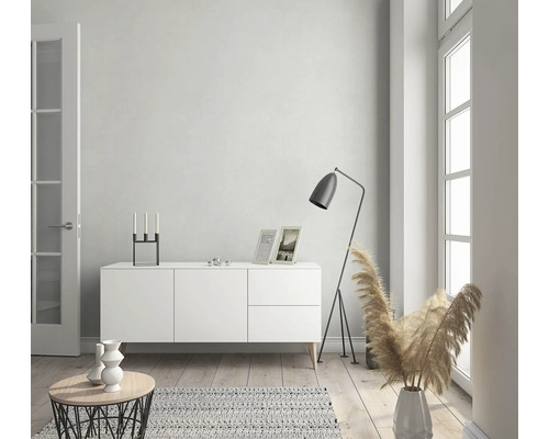 Obývacia izba s príborníkom, stojacou lampou a dekoráciou