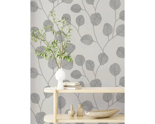 Nástenná dekorácia s motívom listov, police s dekoratívnymi prvkami