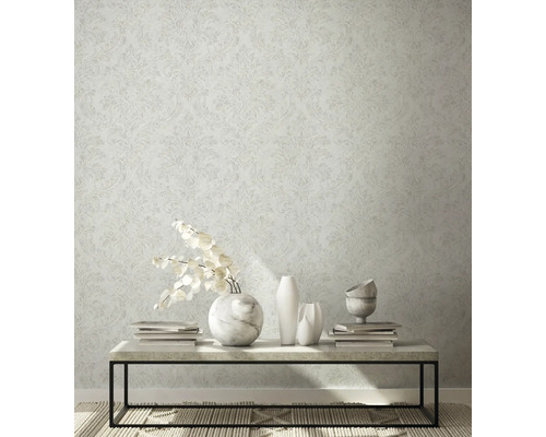 Scéna so vzorovanou tapetou, stolom, vázami a dekoráciou pre svetlé a usporiadané prostredie.