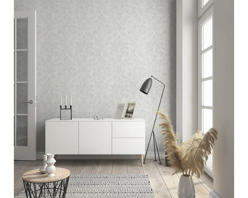 Svetlá obývacia izba s tapetou so vzorom, príborníkom, stojacou lampou a dekoráciou