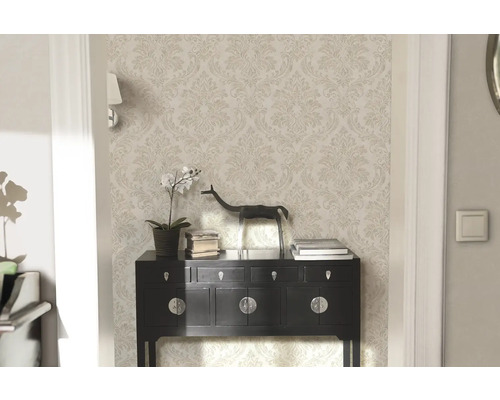 Elegantná izba so vzorovanou tapetou, komodou a dekoráciou